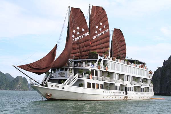 Thuê xe du lịch  đi  Hạ Long ngắm cảnh trên du thuyền